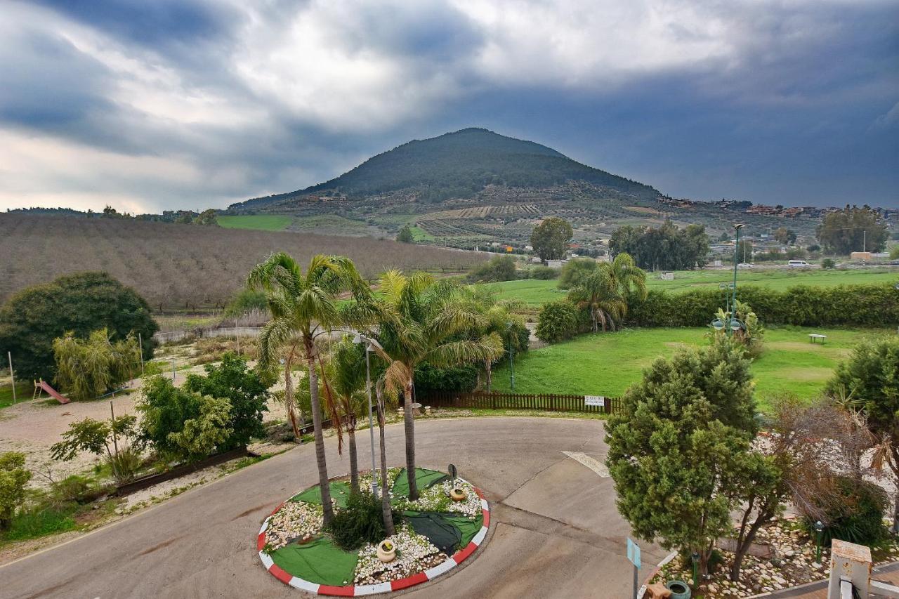 Pearl Of The Valley Hotel Kfar Tavor Esterno foto