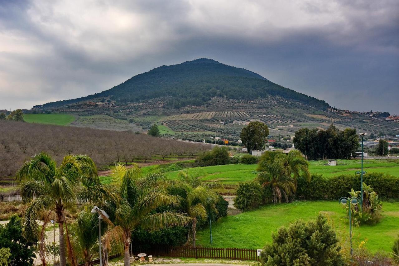 Pearl Of The Valley Hotel Kfar Tavor Esterno foto