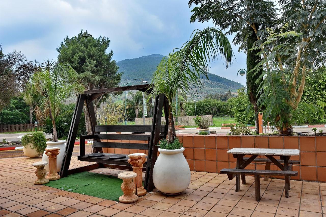 Pearl Of The Valley Hotel Kfar Tavor Esterno foto