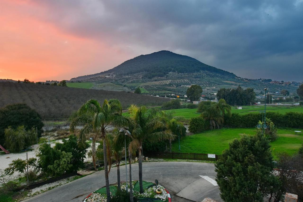 Pearl Of The Valley Hotel Kfar Tavor Esterno foto